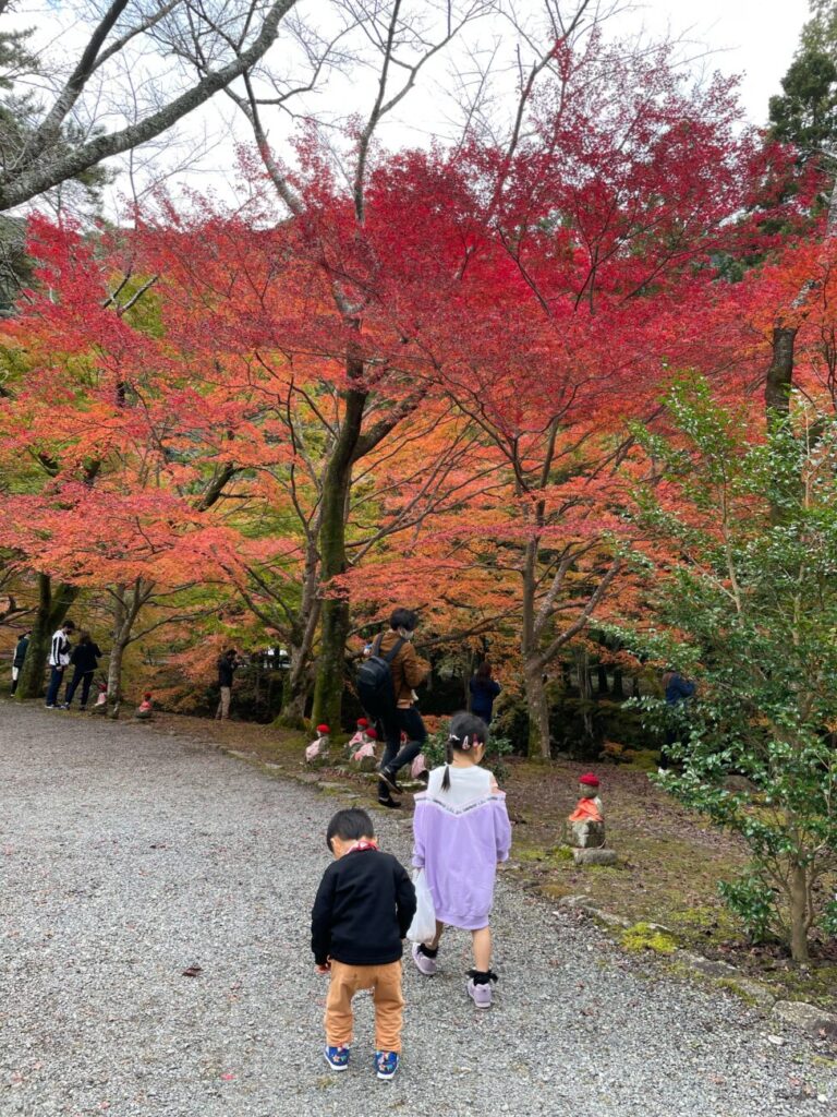 Autumn leaves of Daining Temple and children strolling around