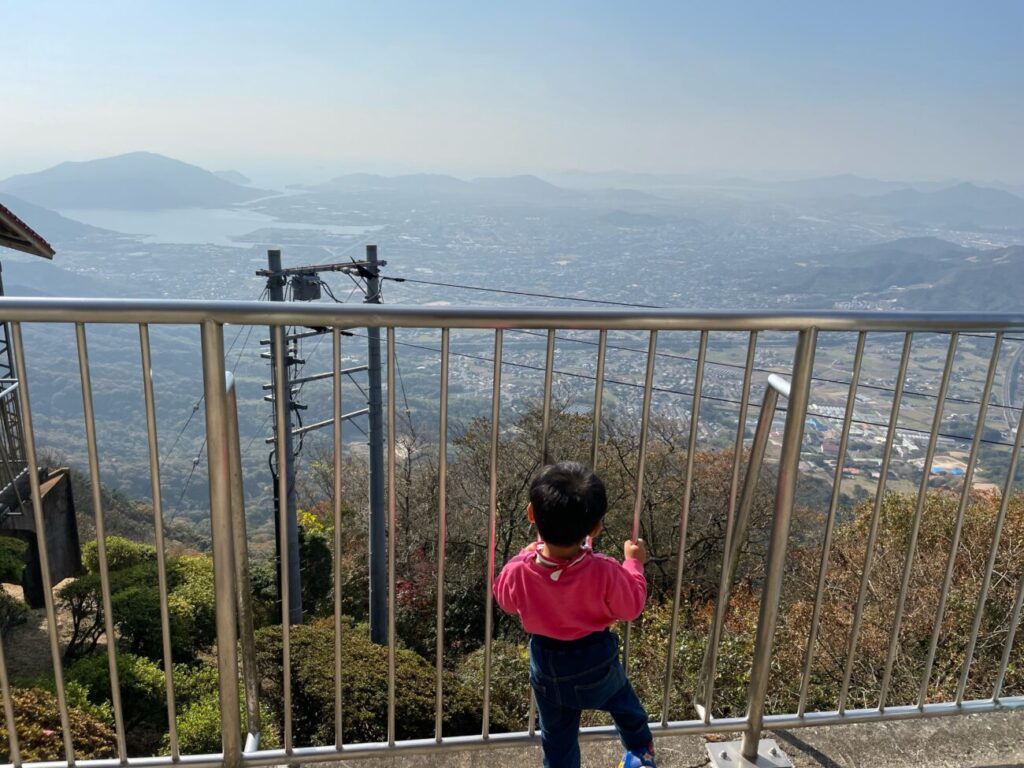 Children gazing at the city at the view spot of the Riba of the Ohirayama Summit Park Ropeway