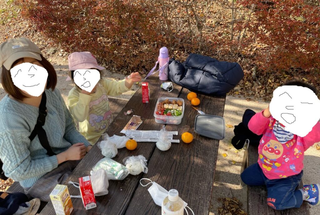 大平山山頂公園でお弁当を食べる親子