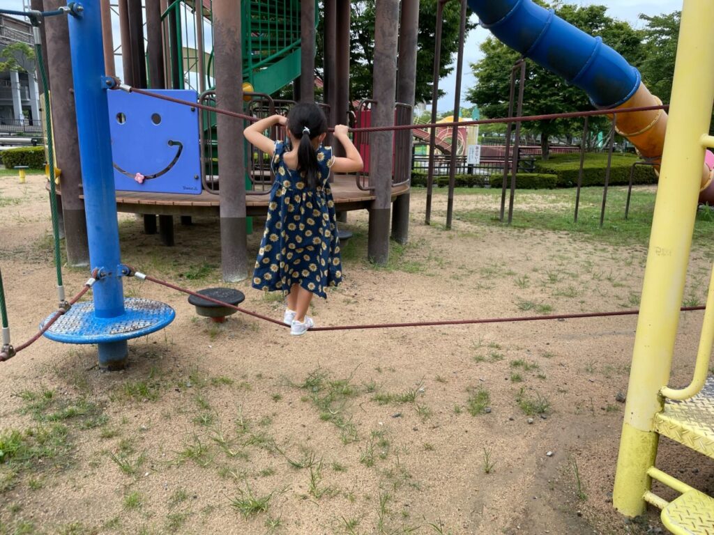 萩市の夏みかんランドで綱渡りをする子供