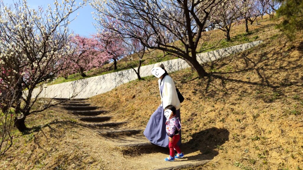冠山総合公園の梅園を歩く子供とお母さん