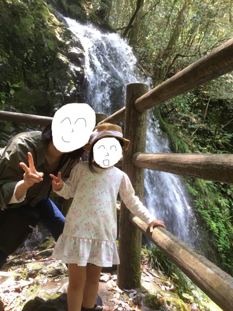 秋芳白糸の滝で写真をとる親子