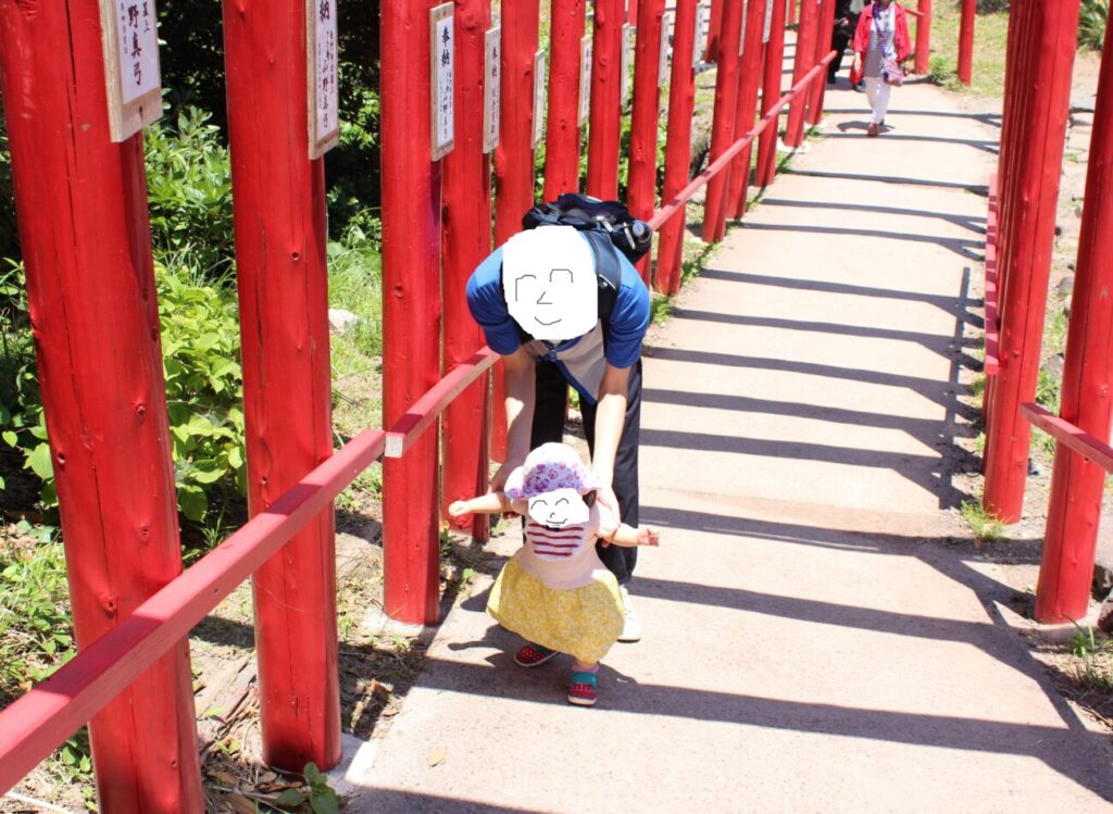 元乃隅神社の鳥居をくぐる子供