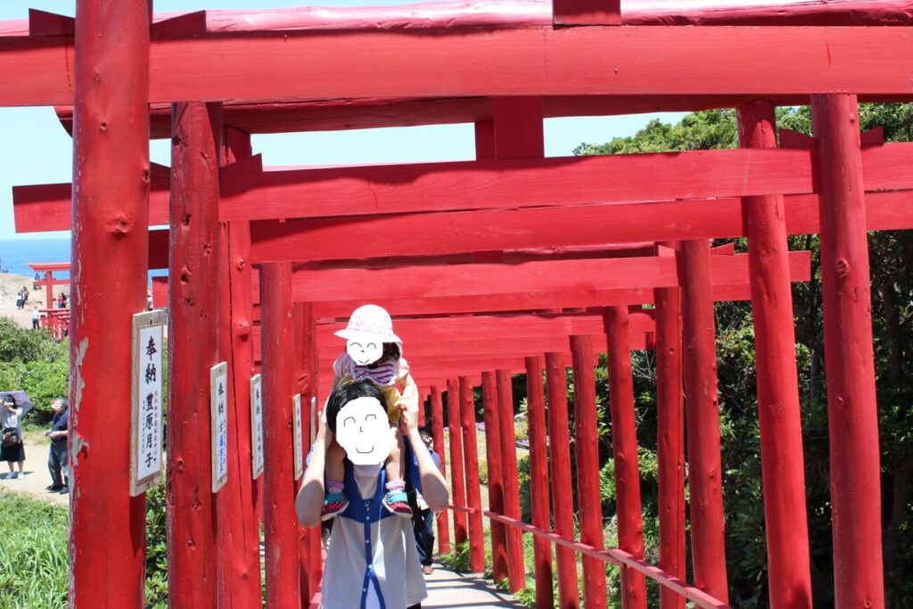 元乃隅神社の鳥居を肩車されてくぐる子供