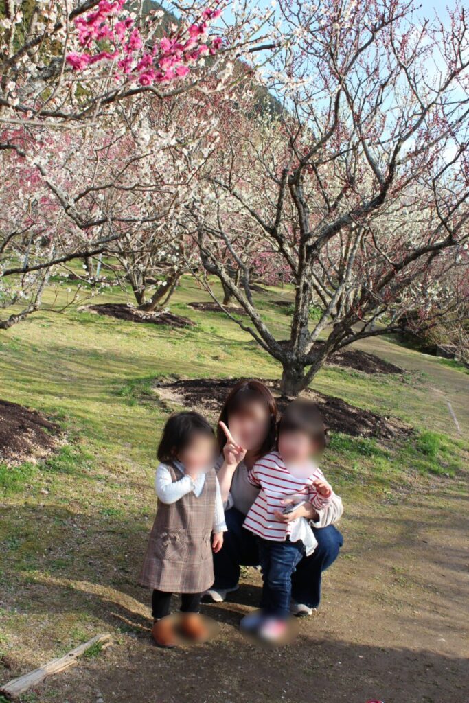 Parents and children taking photos at tHagi Ōkan Plum Garden