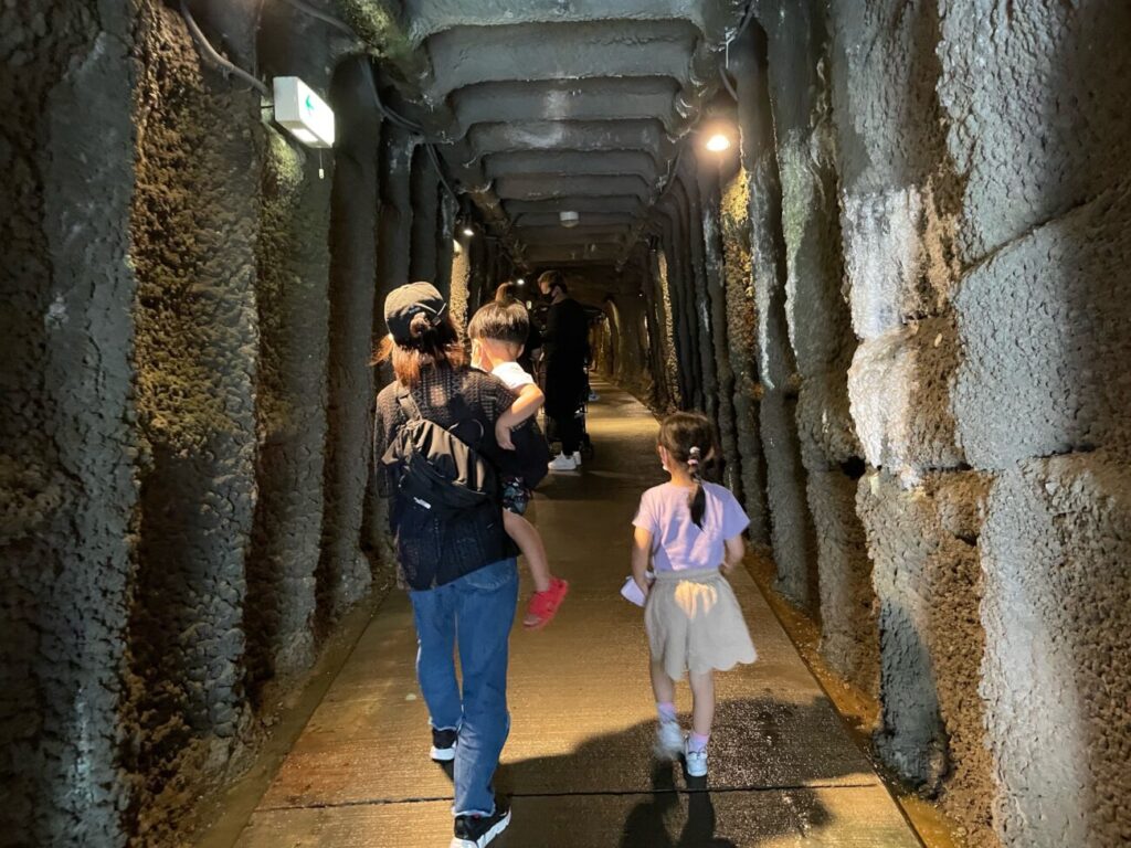 地底王国美川ムーバレーの中を歩く親と子供
