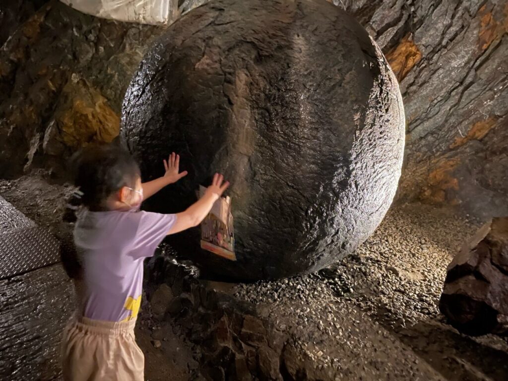 地底王国美川ムーバレーの岩の球