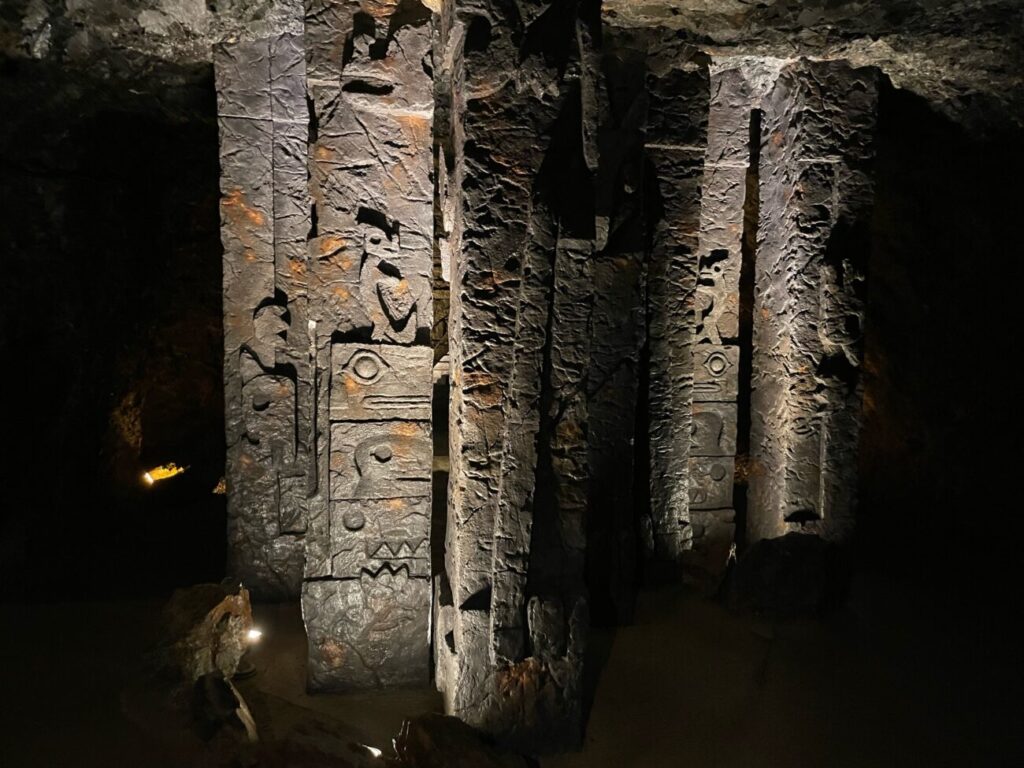 地底王国美川ムーバレーの岩の彫刻
