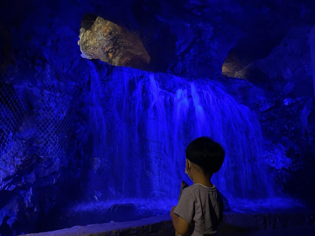 地底王国美川ムーバレーの青い滝