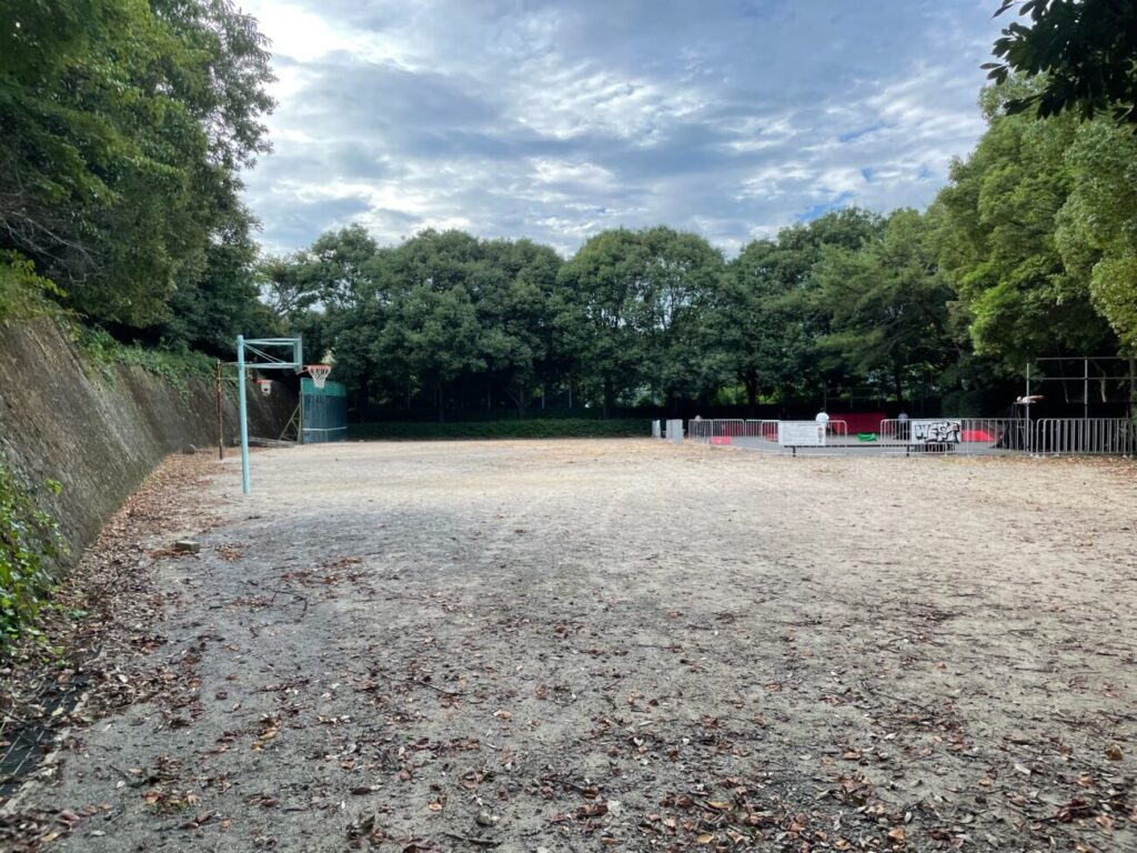 永源山公園のバスケットボールゴールとスケートボード施設