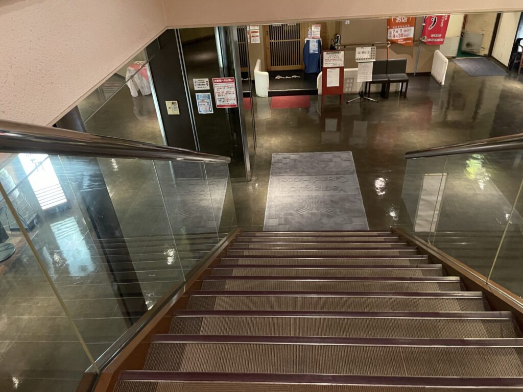 山口グランドホテルの地下へ降りる階段