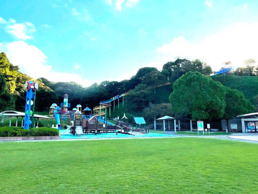 長門市総合公園の遊具と長いローラー滑り台