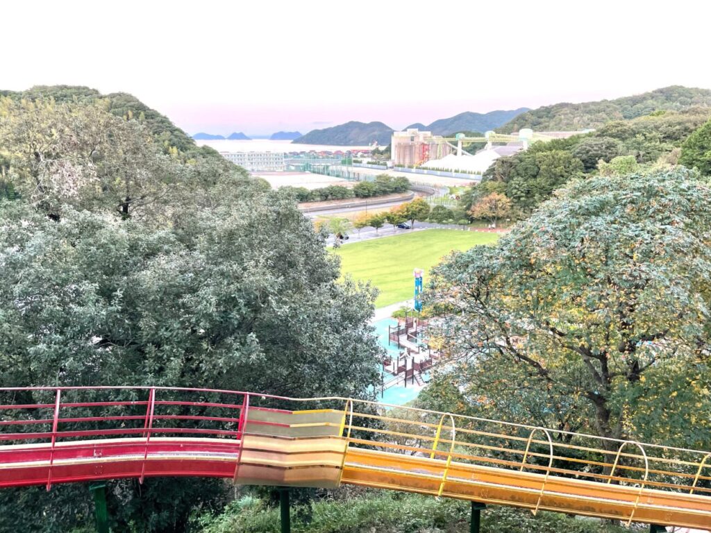 長門市総合公園の長いローラー滑り台からの景色
