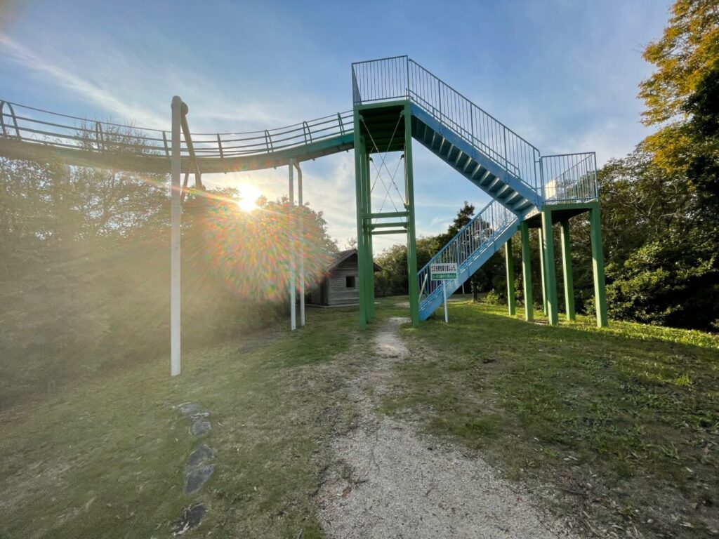 藤尾山公園の長いローラー滑り台の階段