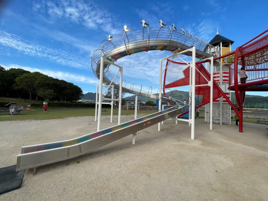 メバル公園のがんばるメバール号という遊具の後ろの長いすべり台