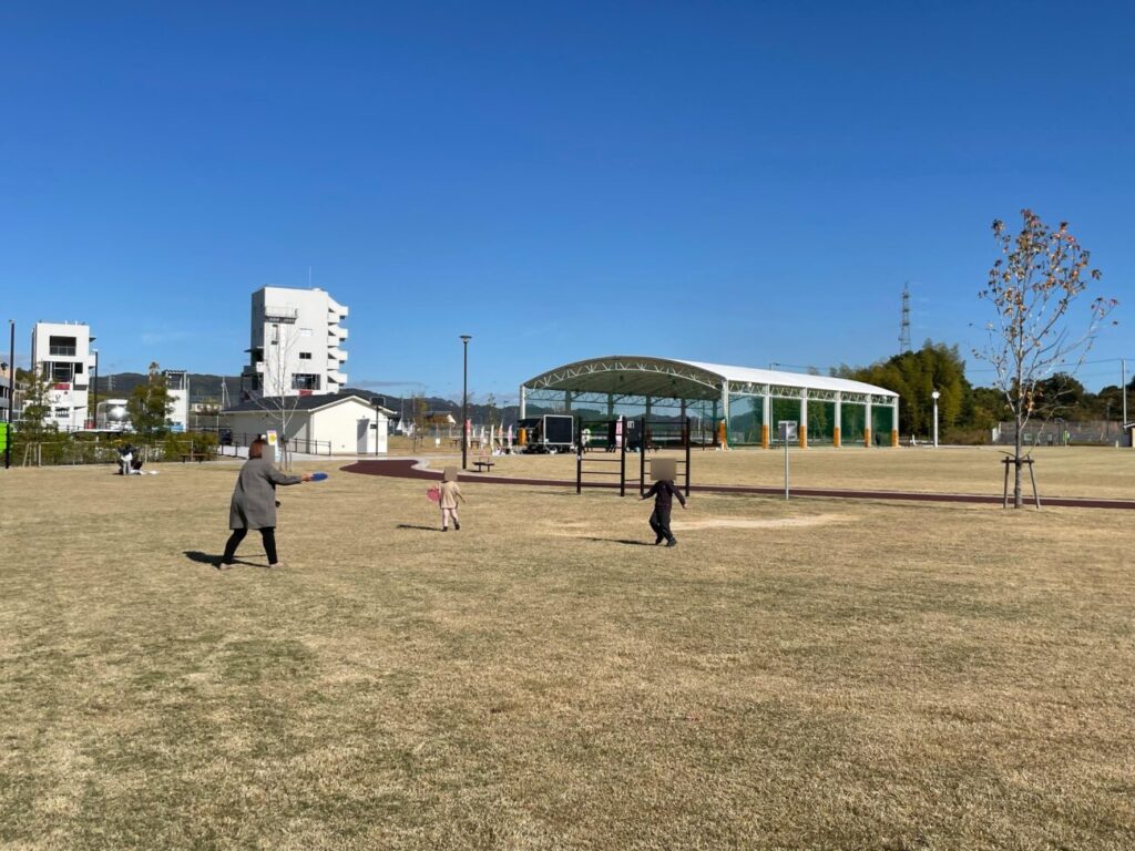 愛宕山ふくろう公園の多目的広場（芝生広場）