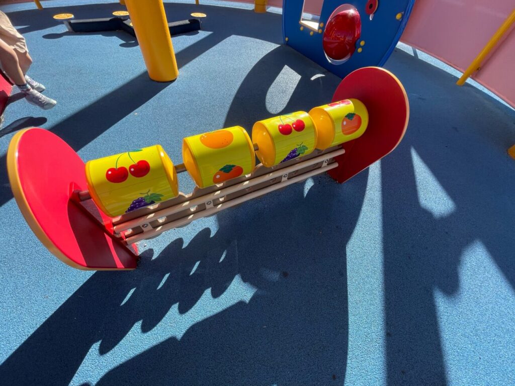 愛宕山ふくろう公園の大型複合遊具の幼児向けエリア