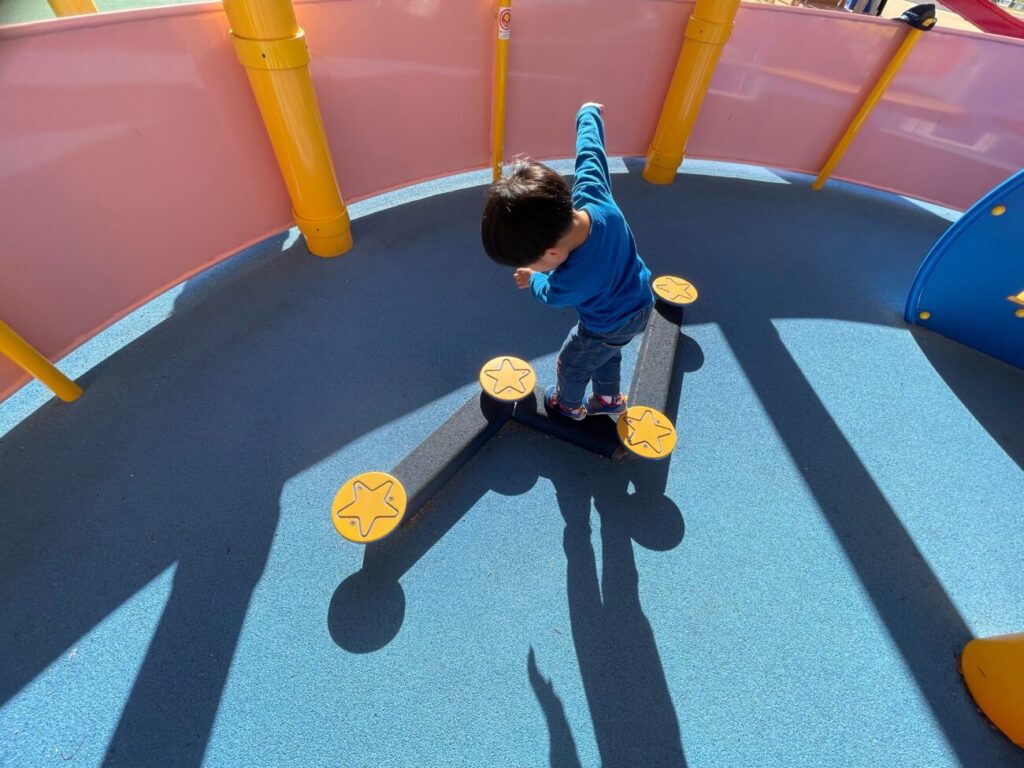 愛宕山ふくろう公園の大型複合遊具の幼児向けエリアの平均棒