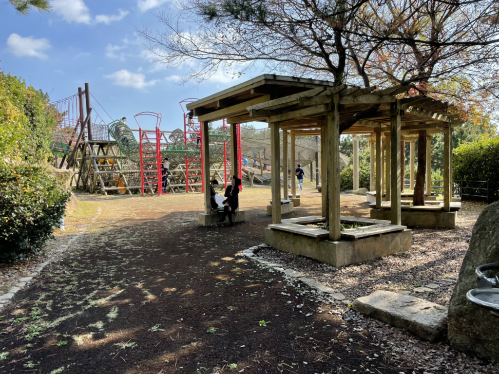 山口きらら博記念公園のトリムの広場の休憩所