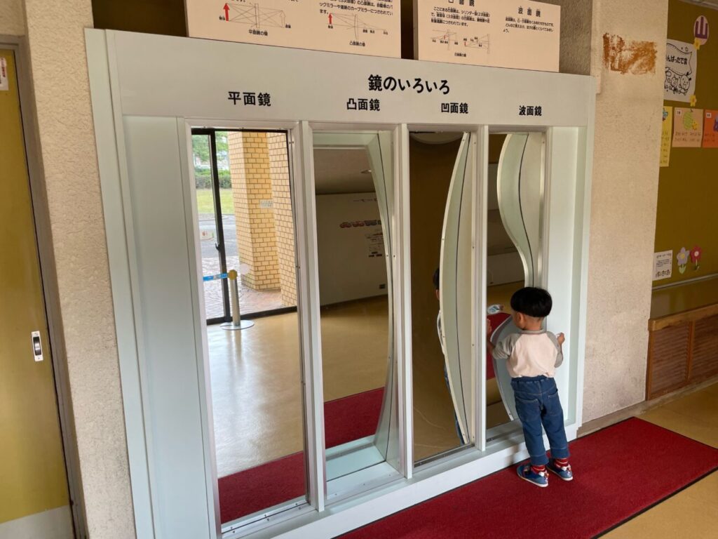 山口県児童センターのロビーの鏡