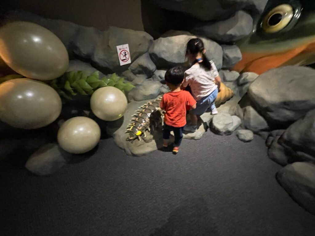 豊田ホタルの里ミュージアムの巨大な虫模型で遊ぶこども