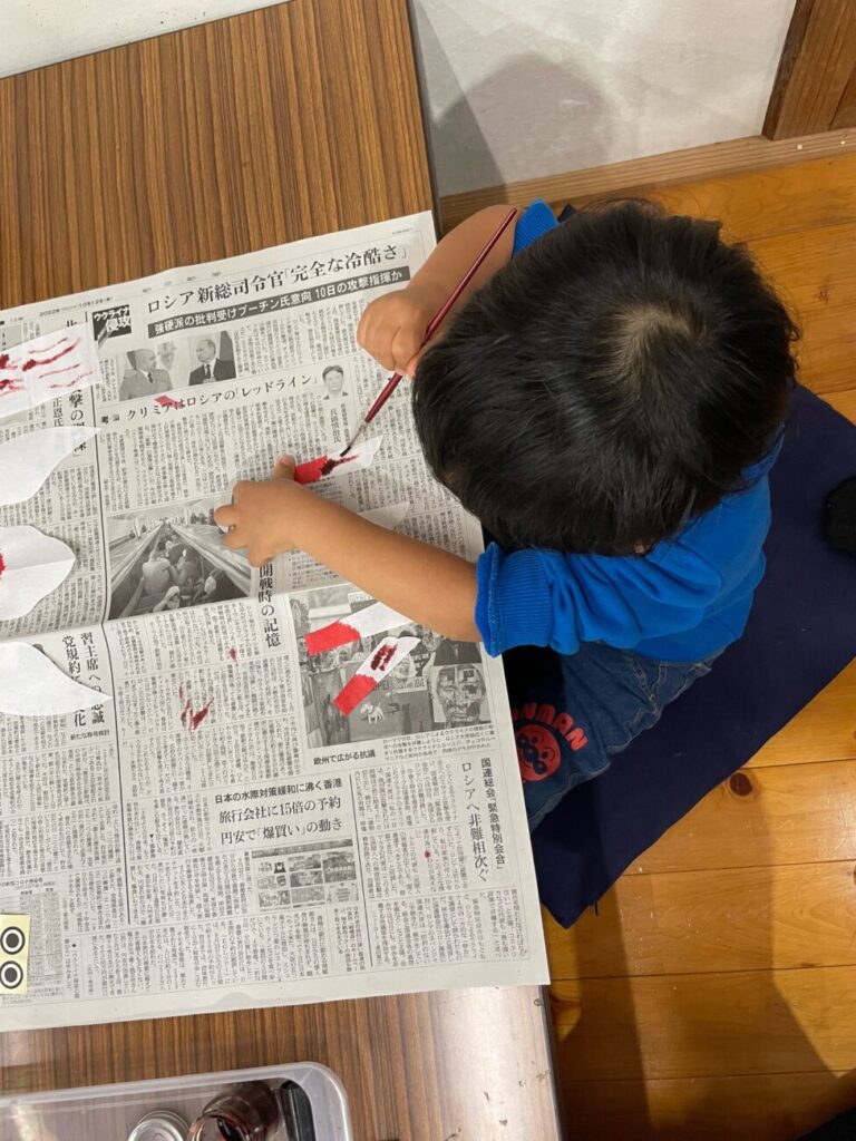 柳井市の金魚ちょうちん制作体験で模様を描く男の子