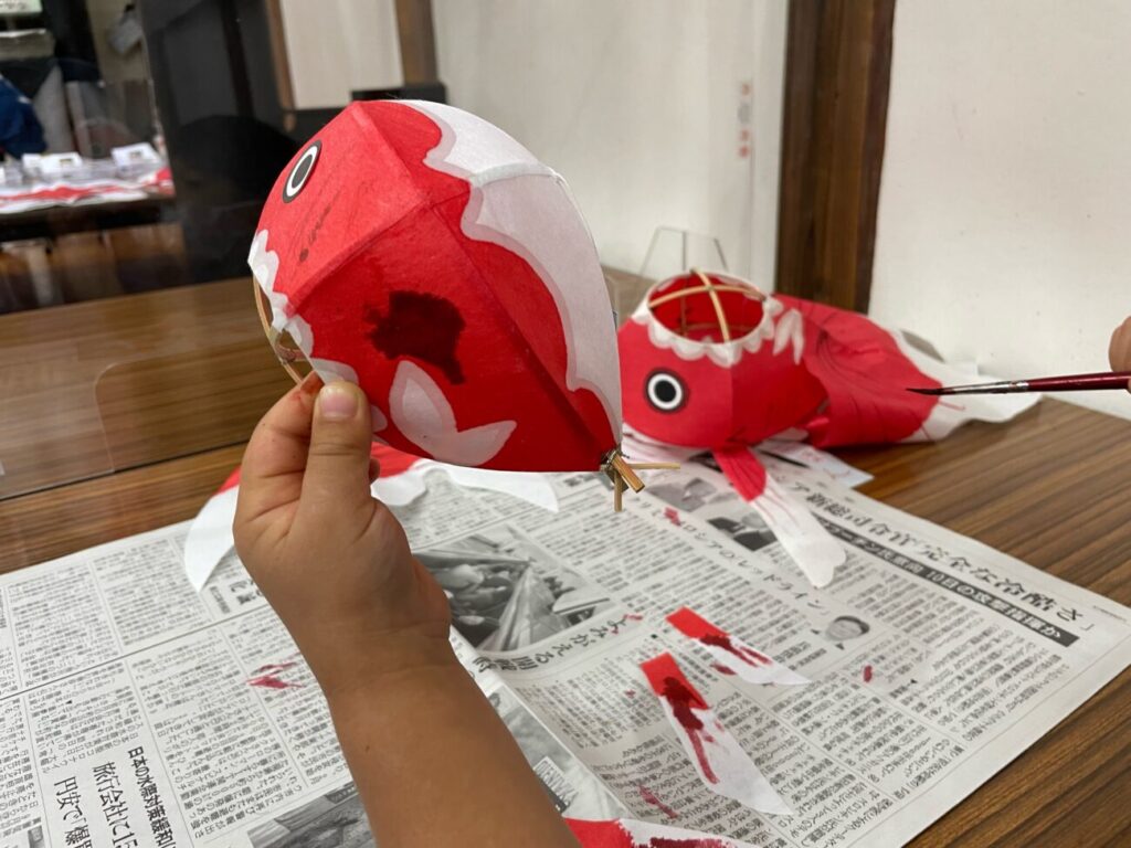 柳井市の金魚ちょうちん制作体験で胴体に模様をつける3歳のこども