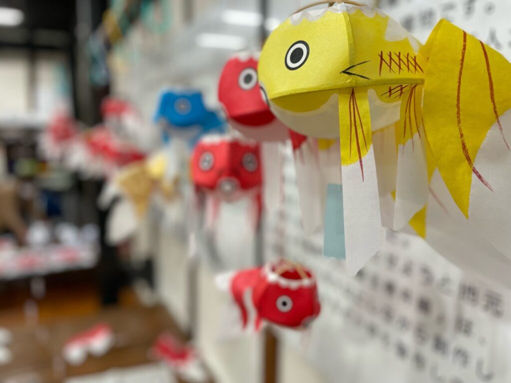 柳井市のカラフルな金魚ちょうちん