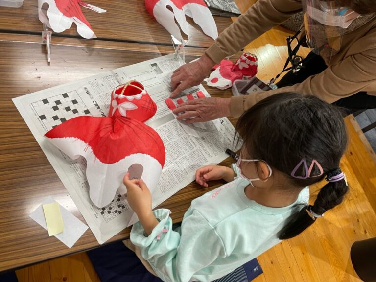柳井市の金魚ちょうちん制作体験で絵を描く子供