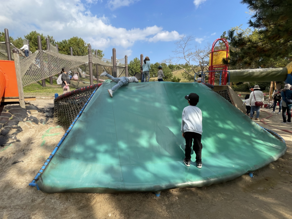 山口きらら博記念公園のトリムの広場のテントスライダー