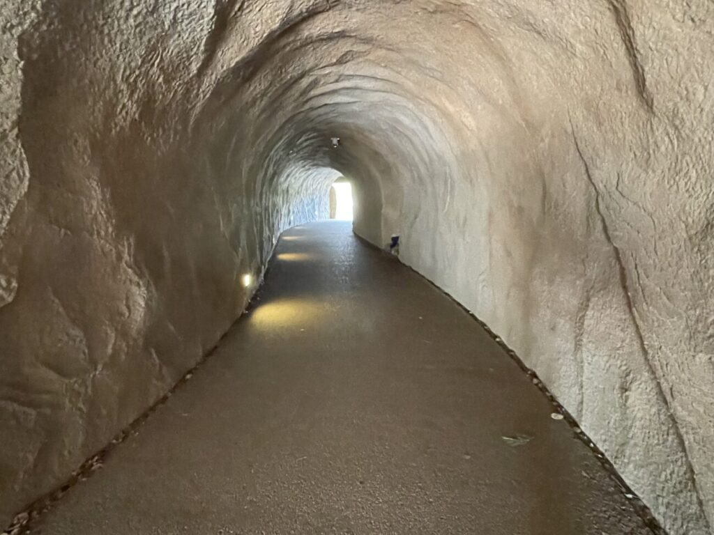 山口きらら博記念公園の太陽の丘の洞窟