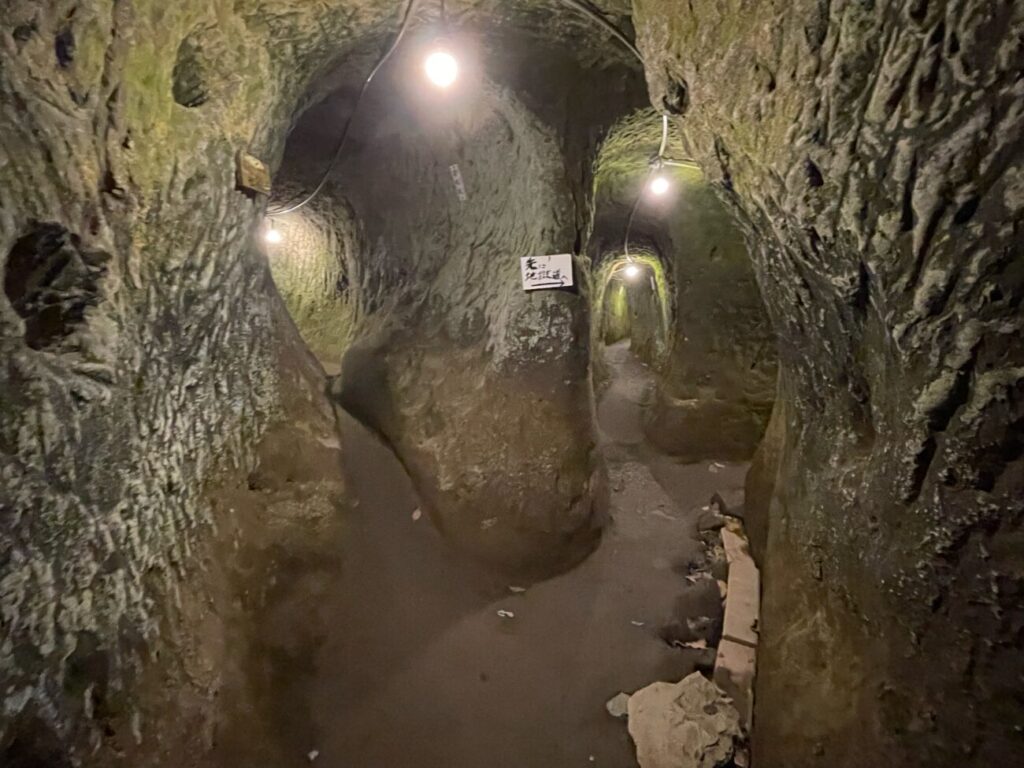 桂昌寺跡の地獄極楽の洞窟の中