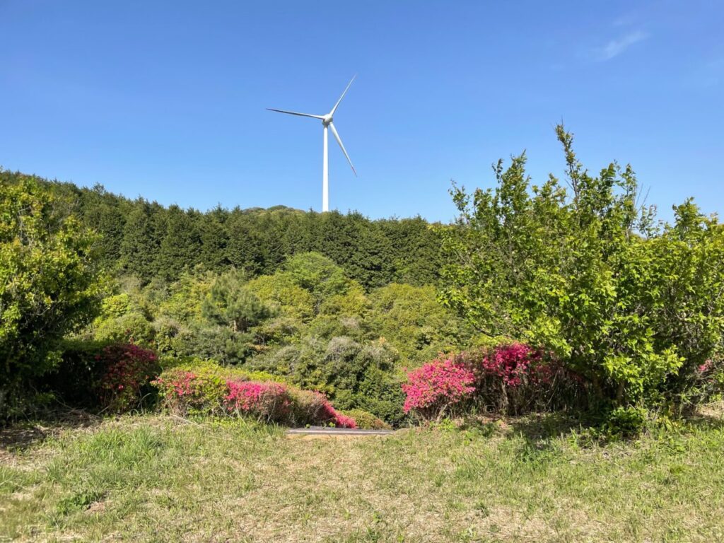 菅無田公園から見る風力発電のプロペラ
