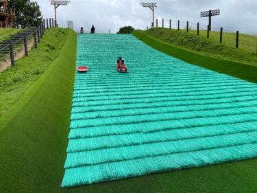 【玖珂総合公園】どんぐりの複合遊具と人口芝ソリで遊べる緑いっぱいの公園【山口県岩国市】