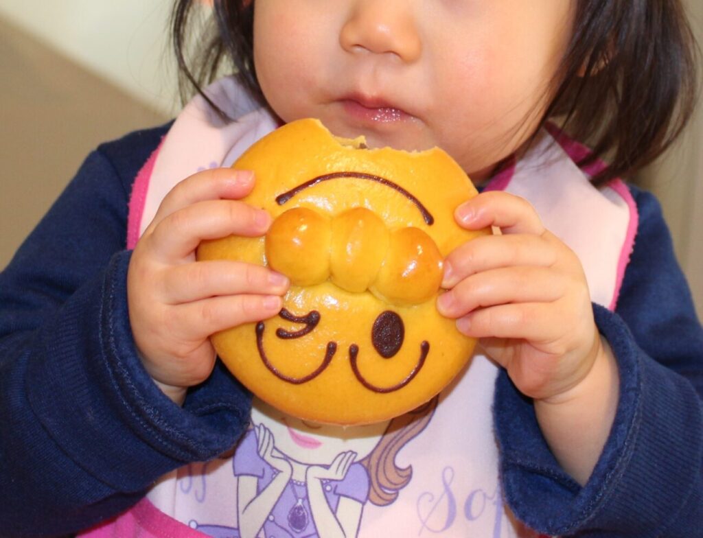 福岡アンパンマンこどもミュージアムinモールでパンを食べる子供
