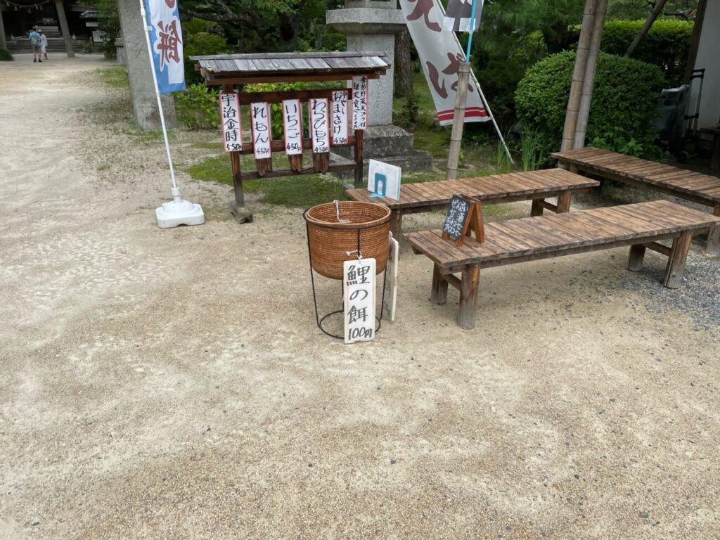 岩国シロヘビの館の横の吉香神社の鯉のえさ販売所
